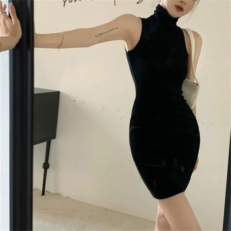 Chic Summer Bodycon Dress with High Neck and Elegant Pleats for a Stunning Look